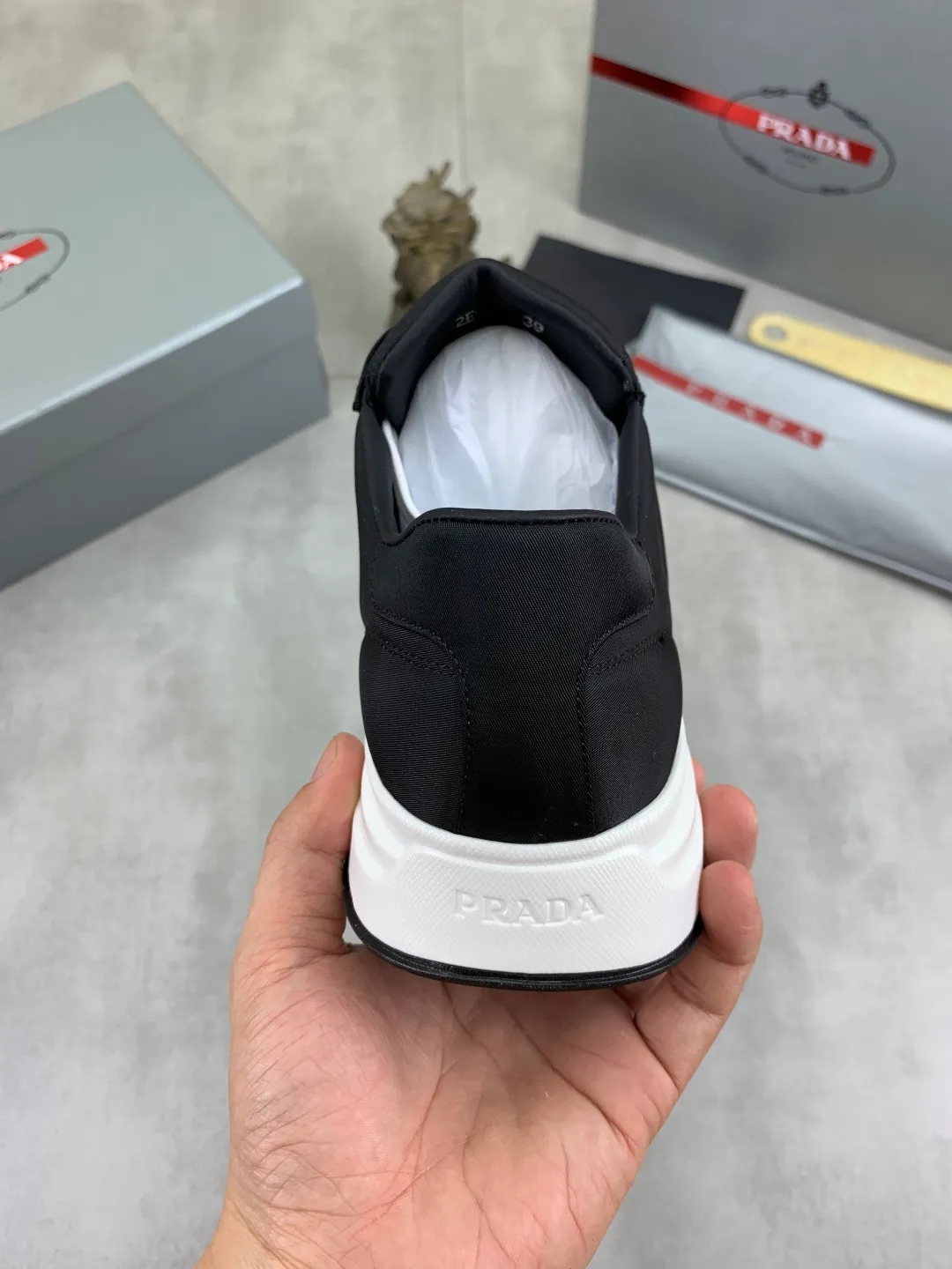 Men's shoes 💰P540 new (higher version) new PRADA (Prada) classic models are on the market at the same time, new men's shoes, 😘fabrics are selected from original imported calfskin. First layer of imported cowhide lining. The original version is awesome! 👍🏿Original open-molded non-slip PU outsole, with exquisite lines, simple and elegant, super comfortable and classy on foot, suitable for leisure travel. Code number: 38-45 (46 customized) 3️⃣ colors available